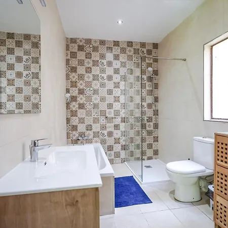 Апартаменты Well-equipped 4br Flat In Peaceful - Gv